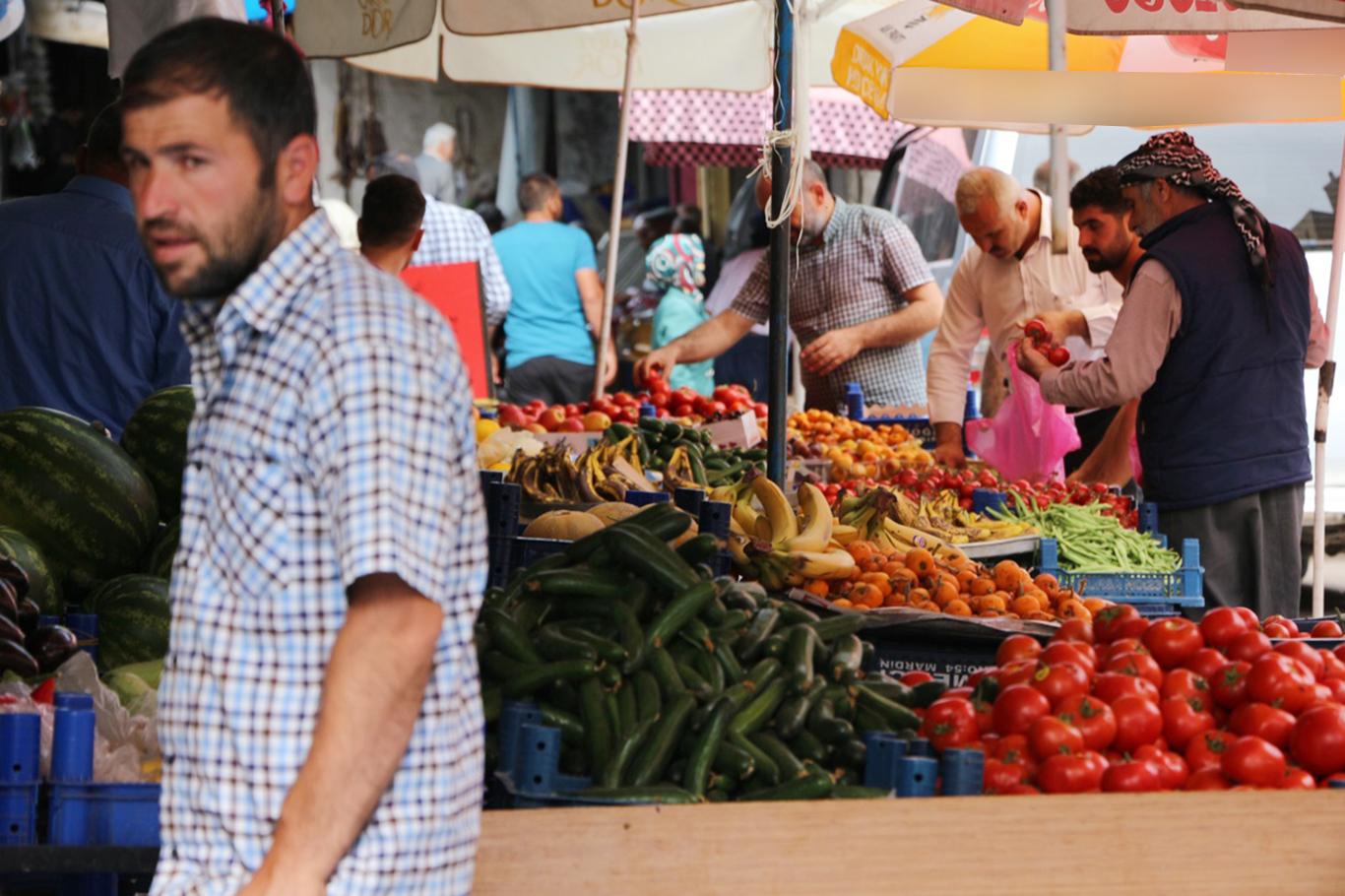 Mardin’in tarihi çarşılarında yaşanan Ramazan bereketi, uzun süredir durgunluk yaşayan esnafın yüzünü güldürdü.

